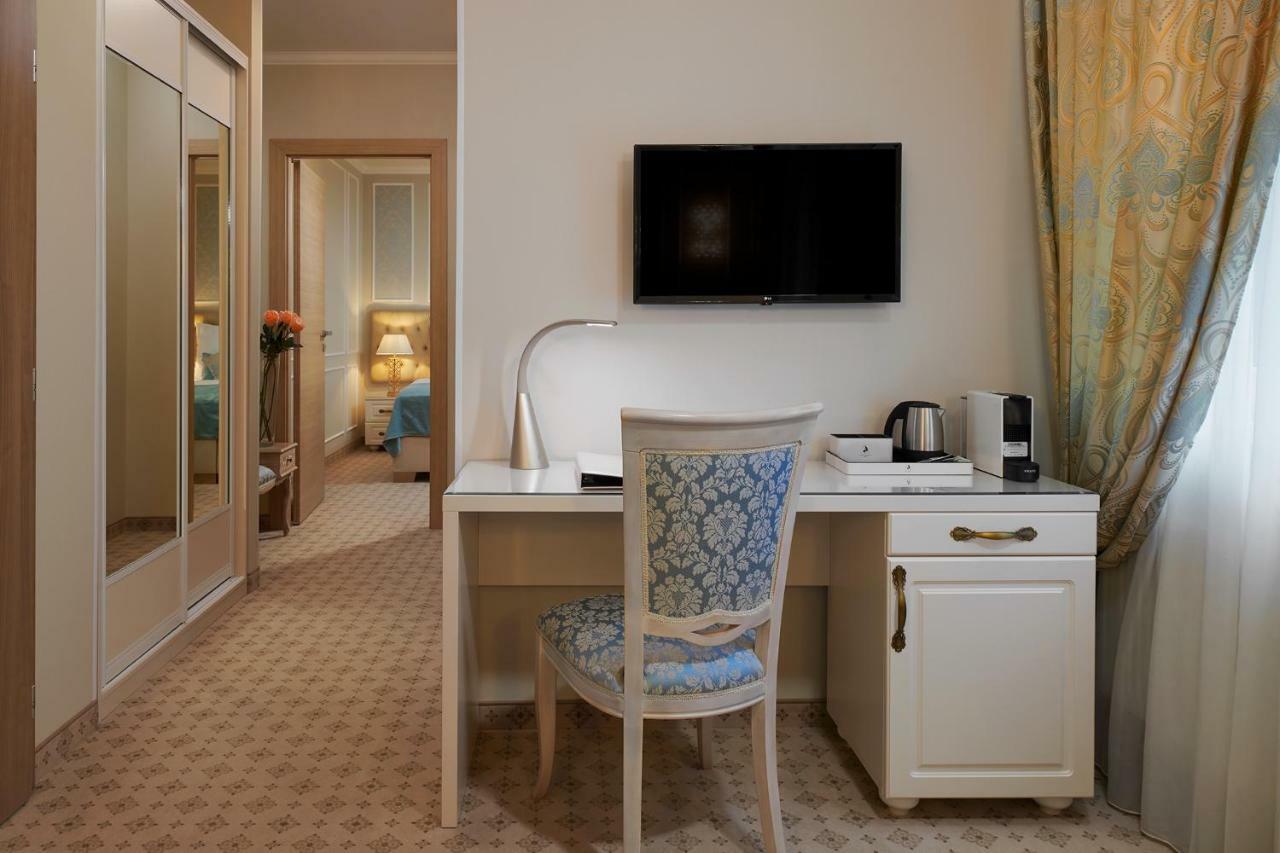 Honour And Grace Hotel Jachymov Bagian luar foto