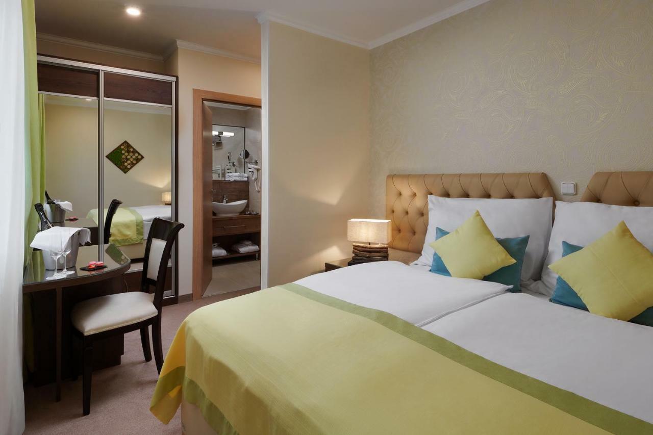 Honour And Grace Hotel Jachymov Bagian luar foto