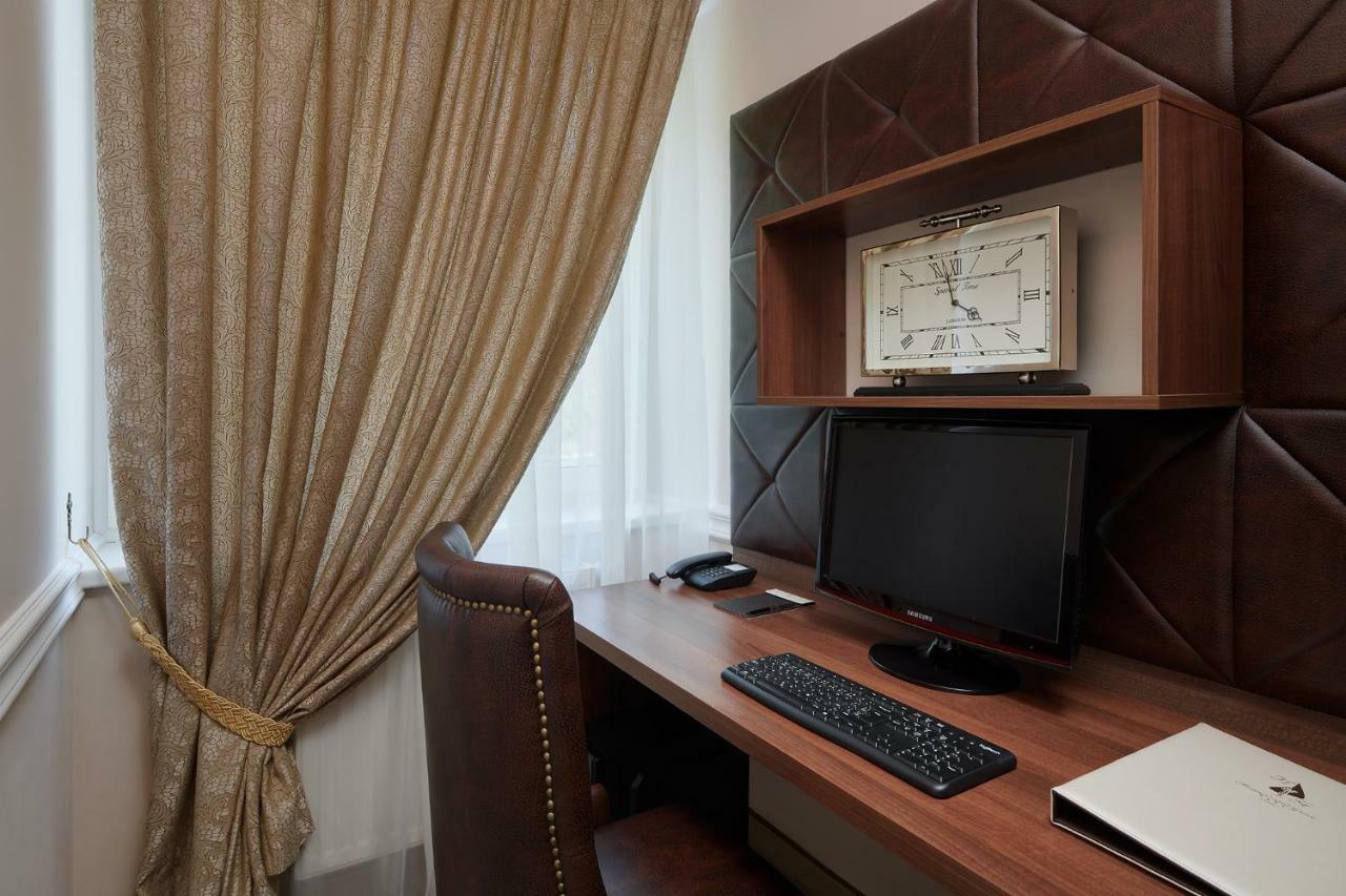 Honour And Grace Hotel Jachymov Bagian luar foto