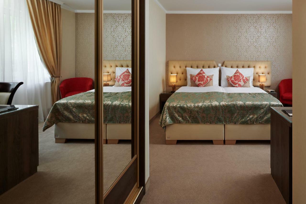 Honour And Grace Hotel Jachymov Bagian luar foto